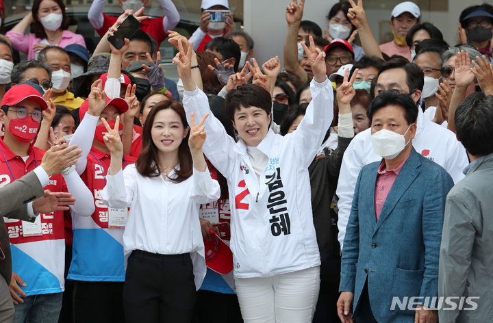 [광주(경기)=뉴시스] 최진석 기자 = 김은혜 국민의힘 경기도지사 후보가 22일 오후 경기 광주 이마트경기광주점 앞에서 열린 합동유세에 앞서 횡단보도에서 차유람 문화체육특보와 손을 흔들고 있다. (공동취재사진) 2022.05.22. photo@newsis.com