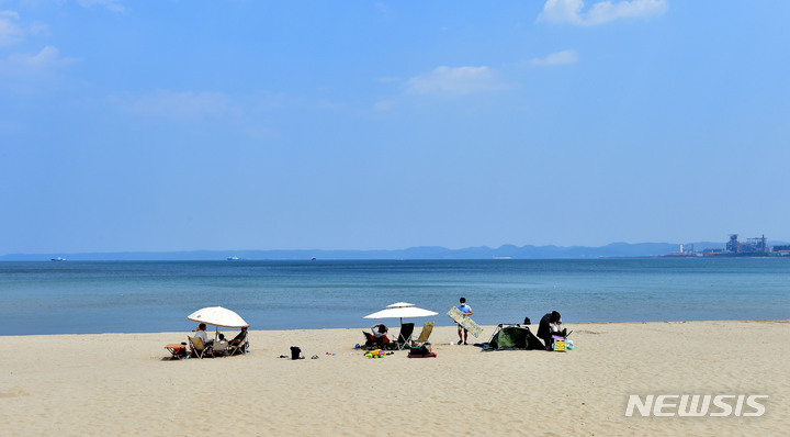 [포항=뉴시스] 이무열 기자 = 낮 최고기온이 31도까지 오르면서 초여름 날씨를 보인 22일 오후 경북 포항시 영일대해수욕장을 찾은 시민들이 시원한 바닷바람을 맞으며 즐거운 시간을 보내고 있다. 2022.05.22. lmy@newsis.com