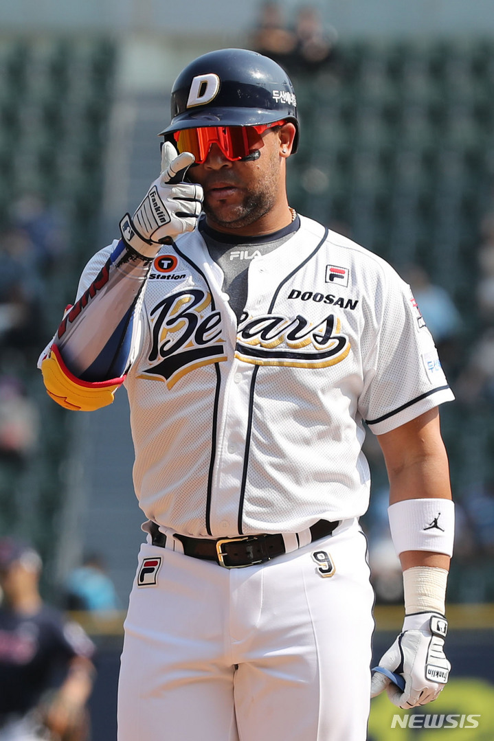 [서울=뉴시스] 권창회 기자 = 22일 오후 서울 송파구 잠실야구장에서 열린 2022 프로야구 롯데 자이언츠와 두산 베어스의 경기, 5회 말 무사 상황에서 두산 페르난데스가 안타를 친 뒤 세레머니를 하고 있다. 2022.05.22. kch0523@newsis.com