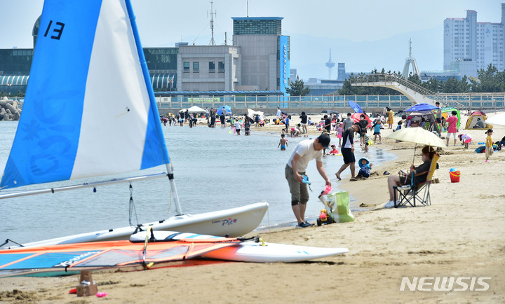 [포항=뉴시스] 이무열 기자 = 낮 최고기온이 31도까지 오르면서 초여름 날씨를 보인 22일 오후 경북 포항시 영일대해수욕장을 찾은 시민들이 시원한 바닷바람을 맞으며 즐거운 시간을 보내고 있다. 2022.05.22. lmy@newsis.com
