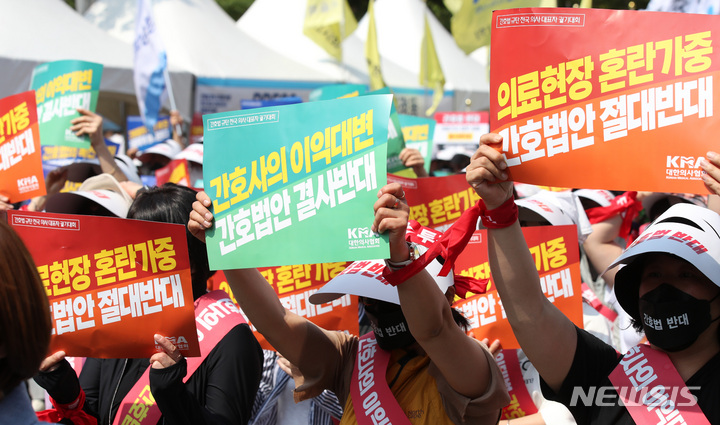 [서울=뉴시스] 고범준 기자 = 대한의사협회와 대한간호조무사협회가 22일 오후 서울 영등포구 여의도공원 앞에서 간호법 제정 저지를 위한 전국의사-간호조무사 공동궐기대회를 하고 있다. 2022.05.22. bjko@newsis.com