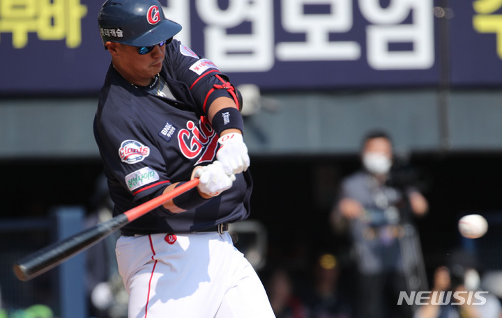 [서울=뉴시스] 권창회 기자 = 22일 오후 서울 송파구 잠실야구장에서 열린 2022 프로야구 롯데 자이언츠와 두산 베어스의 경기, 6회 초 2사 상황에서 롯데 이대호가 안타를 치고 있다. 2022.05.22. kch0523@newsis.com