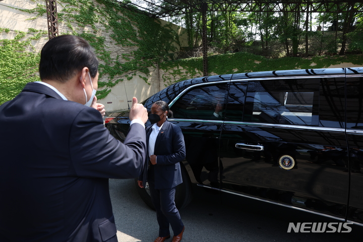 [평택=뉴시스] 홍효식 기자 = 윤석열 대통령이 22일 경기 평택 오산 미 공군기지에서 일본으로 향하는 조 바이든 미국 대통령을 환송하고 있다. 2022.05.22. yesphoto@newsis.com