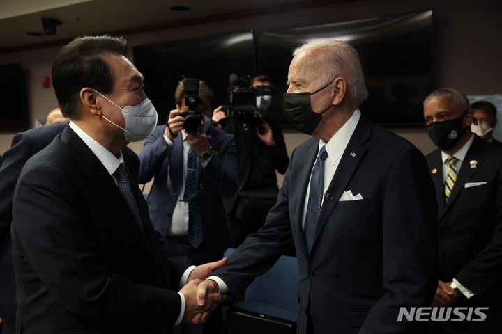 [평택=뉴시스] 홍효식 기자 = 윤석열 대통령과 조 바이든 미국 대통령이 22일 경기 평택 오산 미 공군기지 항공우주작전본부를 방문해 인사하고 있다. 2022.05.22. yesphoto@newsis.com