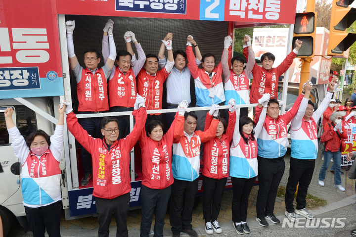 [울산=뉴시스] 배병수 기자 = 국민의힘 이준석 당대표 겸 상임선대위원장이 22일 오후 울산 북구 명촌 평창리비에르사거리에서 북구 출마자들을 위해 지원유세가 끝난 뒤 출마자들과 승리를 다짐하고 있다. 2022.05.22. bbs@newsis.com