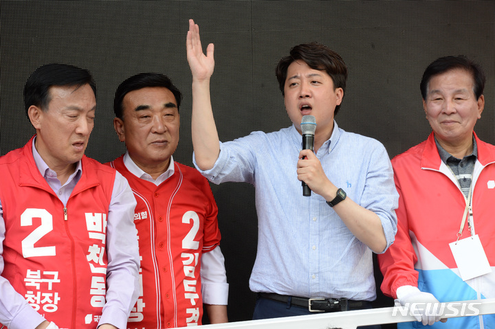 [울산=뉴시스] 배병수 기자 = 국민의힘 이준석 당대표 겸 상임선대위원장이 22일 오후 울산 북구 명촌 평창리비에르사거리에서 북구 출마자들을 위해 지원유세를 하고 있다. 2022.05.22. bbs@newsis.com