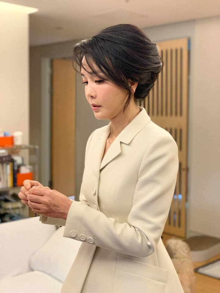 [서울=뉴시스] 윤석열 대통령 부인 김건희 여사가 지난 21일 서울 자택에서 조 바이든 미국 대통령 영접 준비를 하고 있다. (사진=대통령실 제공) 2022.05.22. photo@newsis.com *재판매 및 DB 금지