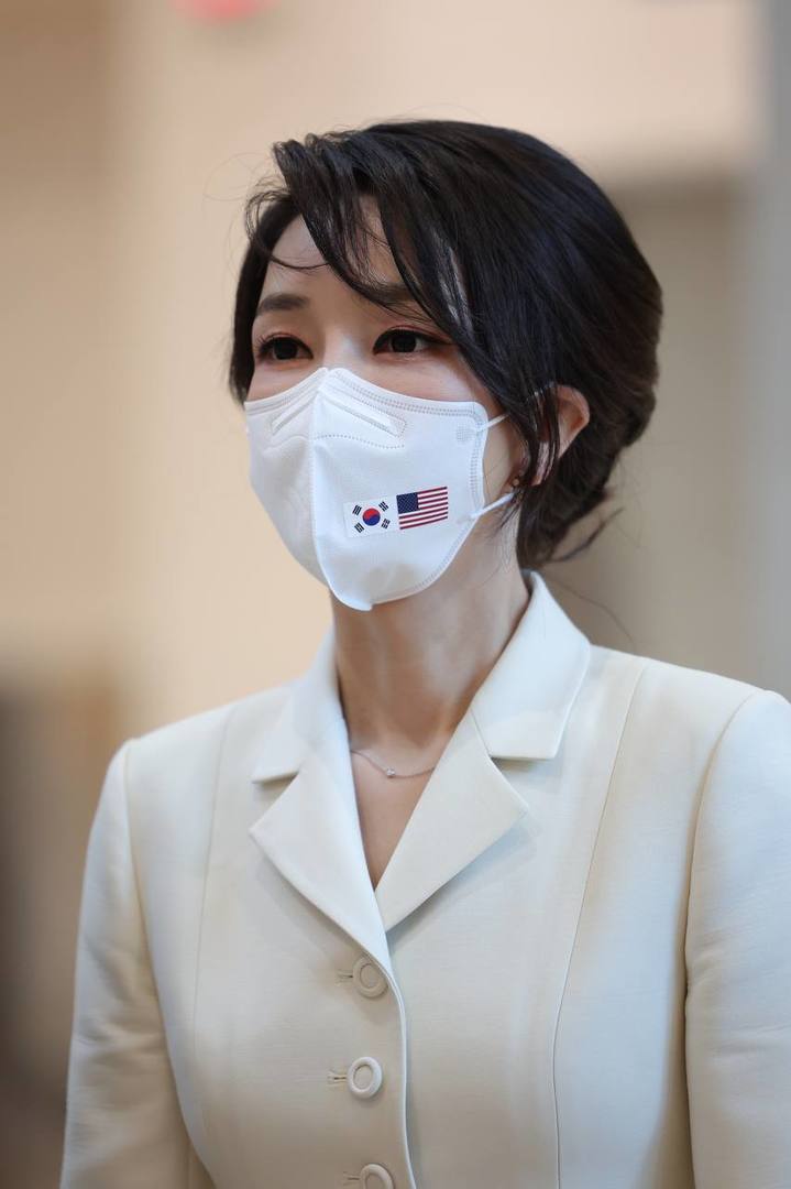 [서울=뉴시스] 윤석열 대통령 부인 김건희 여사가 지난 21일 서울 용산구 국립중앙박물관에서 조 바이든 미국 대통령을 기다리고 있다. (사진=대통령실 제공) 2022.05.22. photo@newsis.com *재판매 및 DB 금지