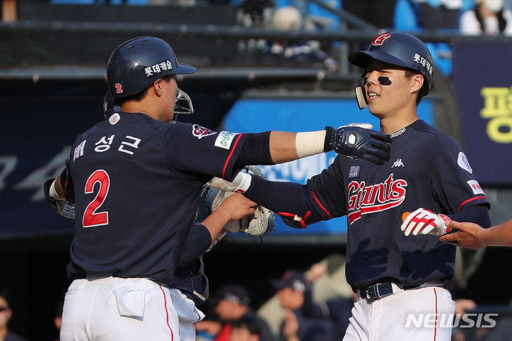 [서울=뉴시스] 권창회 기자 = 22일 오후 서울 송파구 잠실야구장에서 열린 2022 프로야구 롯데 자이언츠와 두산 베어스의 경기, 9회 초 2사 1,2루 상황에서 롯데 고승민이 3점 홈런을 친 뒤 배성근과 기쁨을 나누고 있다. 2022.05.22. kch0523@newsis.com