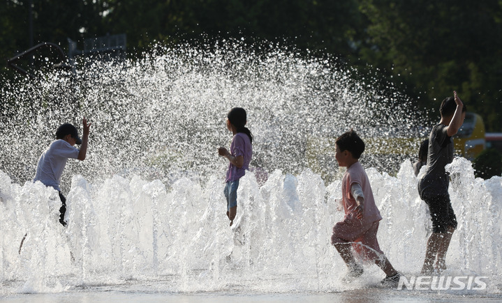 [서울=뉴시스] 조수정 기자 = 서울 낮 최고기온이 27도까지 오르며 초여름 날씨를 보인 지난 22일 오후 서울광장 분수대에서 어린이들이 물놀이를 하고 있다. 2022.05.22. chocrystal@newsis.com