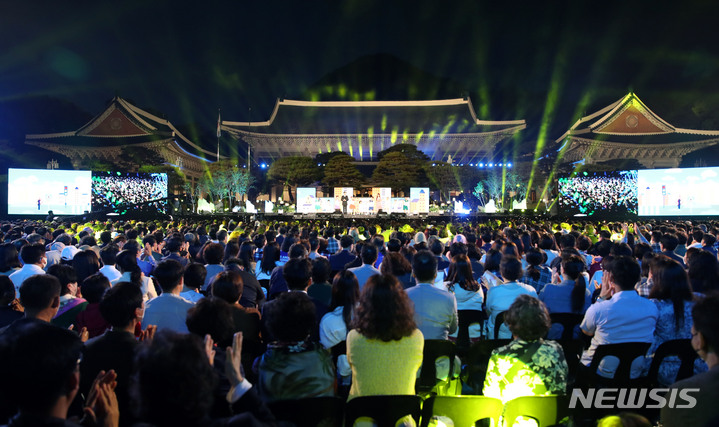 [서울=뉴시스] 전신 기자 = 22일 청와대 본관 앞 대정원에서 KBS 열린음악회가 진행되고 있다. 2022.05.22. photo1006@newsis.com