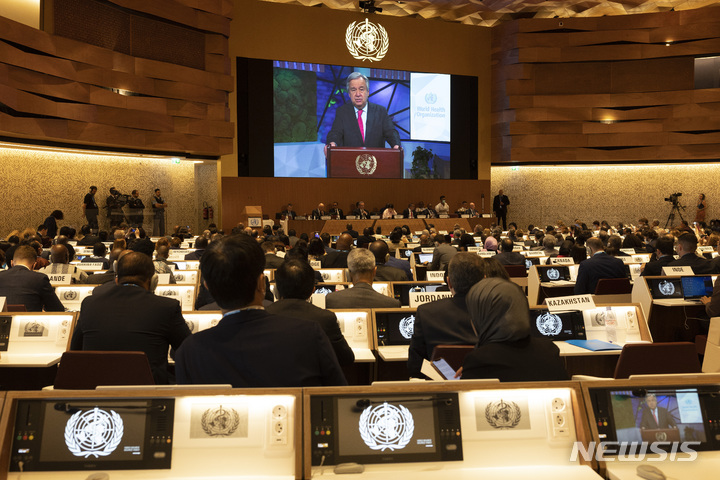 [AP/뉴시스] 5월 22일 제네바 유엔본부에서 열린 세계보건기구(WHO)의 75차 국제회의에서 유엔사무총장이 화상 개막 연설을 하고 있다. WHO는 유럽에서 확산되고 있는 원숭이두창이 올 여름 피크에 달할 것이라며 국제행사와 국가간 이동의 자제를 권고했다.&nbsp; 