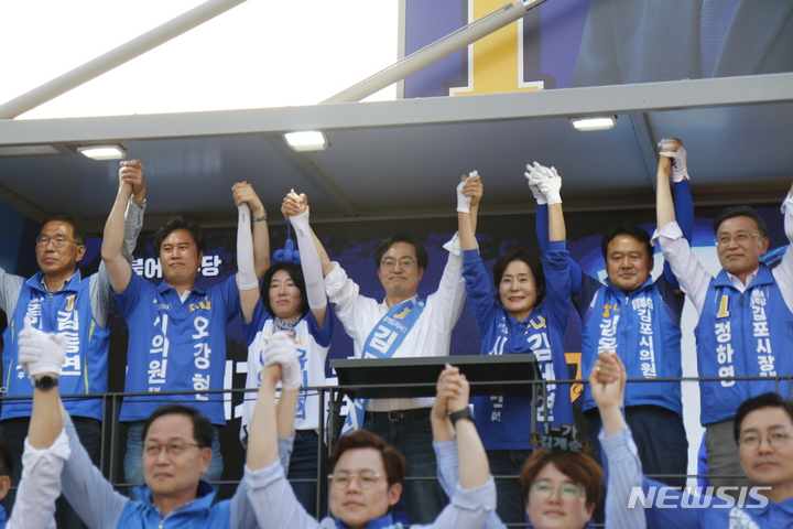 [김포=뉴시스] 정일형 기자 = 김동연 더불어민주당 경기도지사 후보가 22일 오후 경기 김포시 장기동일대에서 열린 유세현장에서 정하영 김포시장 후보, 김주영·박상혁 의원과 시민들에게 인사를 하고있다. (사진은 정하영 후보 캠프 제공)