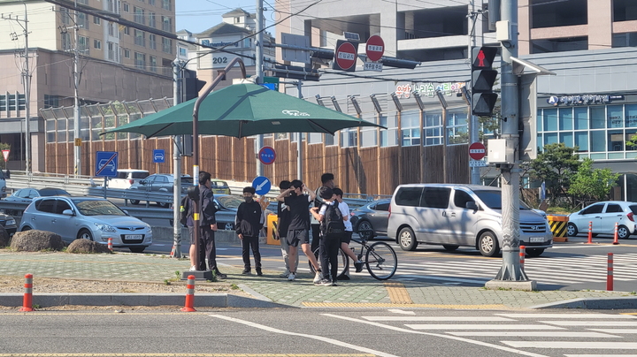 [진주=뉴시스] 진주시, 횡단보도 그늘막 운영 재개. *재판매 및 DB 금지