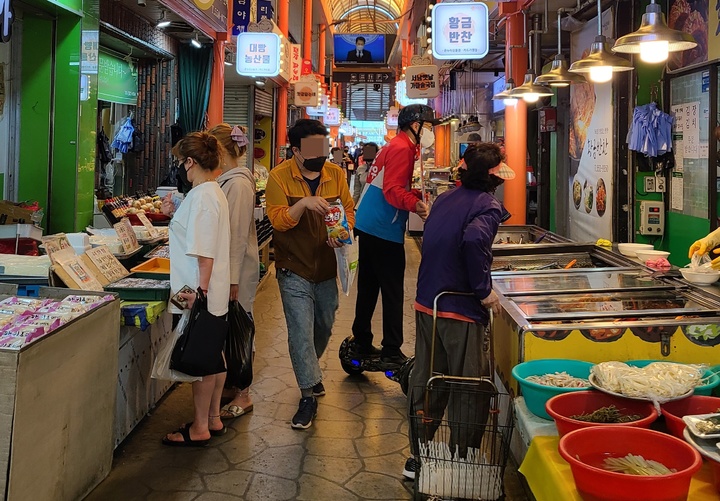 [대구=뉴시스] 정창오 기자=대구 기초의원 달서구 가선거구(용산 1·2동, 죽전동, 장기동)에 출마한 국민의힘 서민우(2-나) 후보가 1인용 전동차 ‘왕발통’을 이용해 선거운동을 하고 있다. 2022.05.23 jco@newsis.com *재판매 및 DB 금지