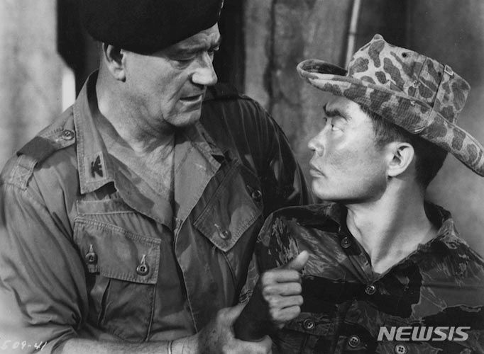 [서울=뉴시스] 1968년 개봉한 영화 그린베레 스틸컷 (사진=미리 피엘티 트위터 갈무리) 2022.05.23.