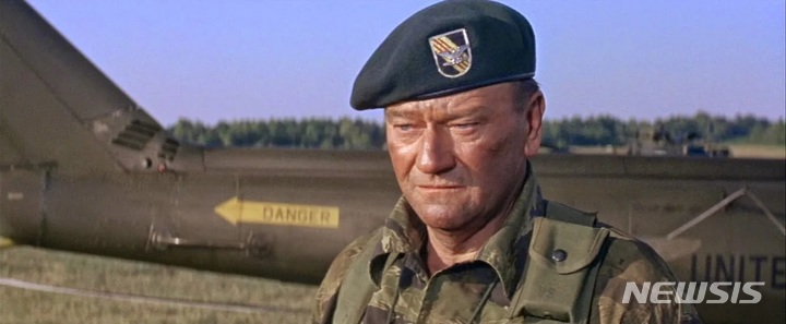 [서울=뉴시스] 1968년 개봉한 영화 그린베레 스틸컷 (사진=탑슨 트위터 갈무리) 2022.05.23.