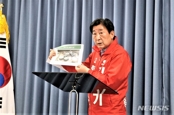 [횡성=뉴시스] 이덕화 기자 =23일 김명기 국민의힘 횡성군수 후보가 횡성군청에서 기자회견을 열고 지난 19일 방송토론회에서 발언한 가축분뇨 자원화시설에 대한 입장을 밝히며 악의적이고 근거 없는 여론몰이를 중단할 것을 촉구하고 있다. 2022.05.19. wonder8768@newsis.com