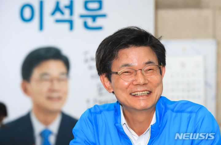 [제주=뉴시스] 우장호 기자 = 이석문 제주도교육감 후보가 뉴시스 제주취재본부와 인터뷰하고 있다. photo@newsis.com