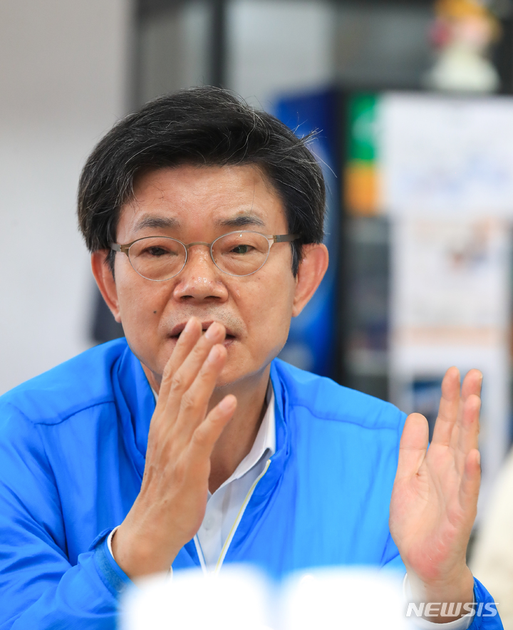 [제주=뉴시스] 우장호 기자 = 이석문 제주도교육감 후보가 뉴시스 제주취재본부와 인터뷰하고 있다. photo@newsis.com