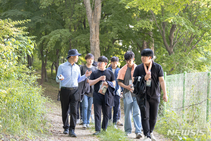 [전주=뉴시스]윤난슬 기자 = 김동원 전북대학교 총장이 학생과의 소통을 강화하기 위해 학생과 총장이 함께 걸으며 소통하는 시간을 마련, 큰 인기를 얻었다.(사진=전북대 제공) 