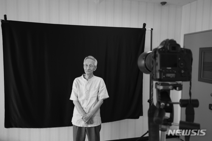 [전주=뉴시스]윤난슬 기자 = 2021 전주백인의자화상 선정 예술인, 방의걸 화백 사진 촬영 모습.(사진=전주문화재단 제공) 