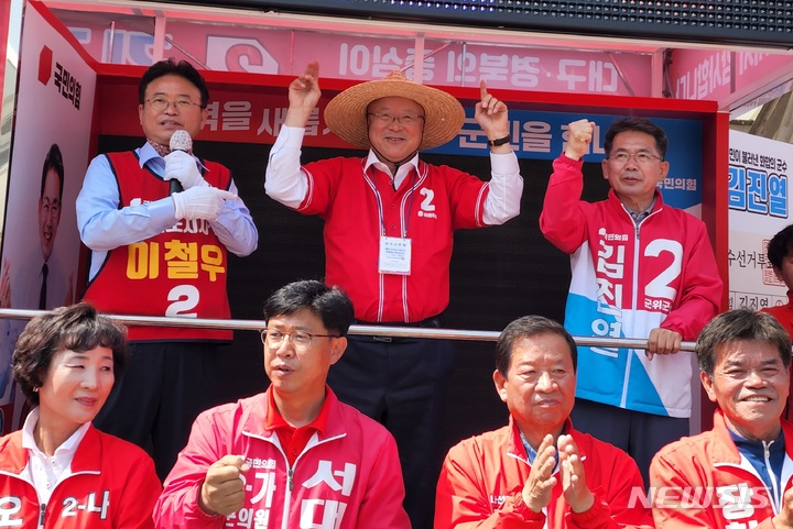 [군위=뉴시스] 김진호 기자 = 경북 군위군 전통시장에서 23일 열린 국민의힘 선거유세전에서 이철우(왼쪽부터) 경북도지사 후보, 김희국 의원, 김진열 군수후보가 지지를 호소하고 있다. 2022.05.23  kjh9326@newsis.com 