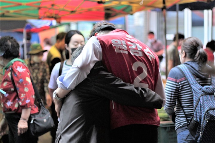 풍물시장에서 만난 한 시민으로부터 격려를 받고 있는 원강수 국민의힘 원주시장 후보. *재판매 및 DB 금지