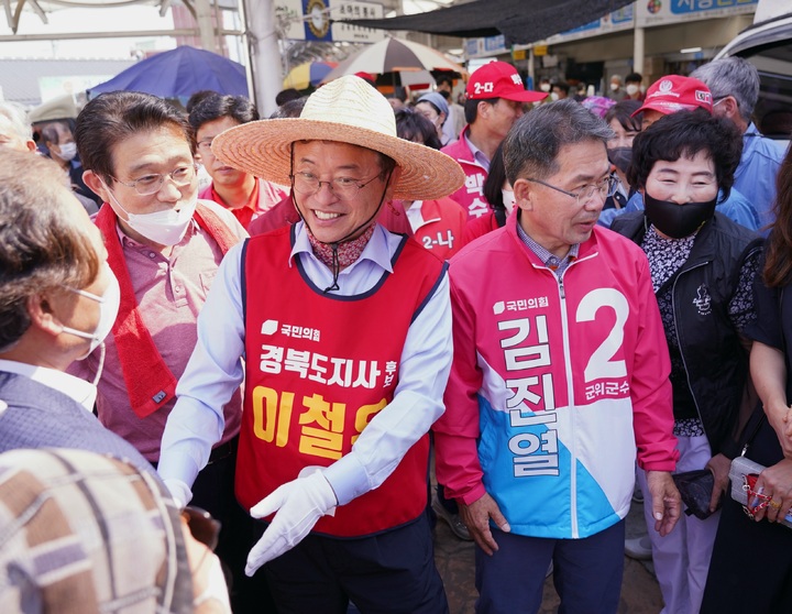 [안동=뉴시스] 지난 23일 군위 재래시장을 찾은 이철우 후보. (사진=이 후보측 제공) 2022.05.25 *재판매 및 DB 금지