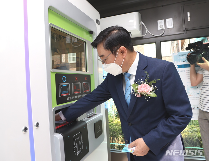 [서울=뉴시스]지난 20일 서울 도봉구 방학동 도깨비시장 스마트도서관 개관식에서 도서를 대출하고 있는 이동진 도봉구청장. 2022.05.23. (사진 = 도봉구 제공) photo@newsis.com