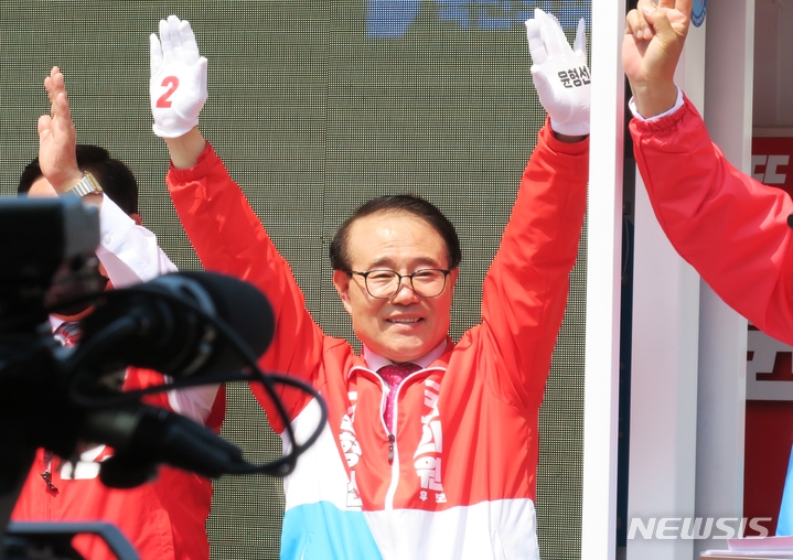 [인천=뉴시스] 김동영 기자 = 제8회 전국동시지방선거와 함께 치러지는 인천 계양을 국회의원 보궐선거에 출마한 국민의힘 윤형선 후보가 23일 오후 인천 계양구 계산역에서 시민들에게 지지를 호소하고 있다. 2022.5.23. dy0121@newsis.com