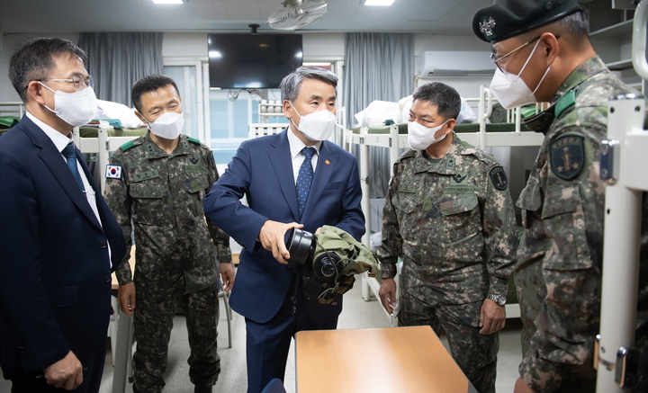 [서울=뉴시스] 이종섭 국방부장관이 23일 오전 논산 육군훈련소를 방문하여 병영생활관에서 훈련병들의 초도보급품을 직접 확인하는 모습. 2022.05.23. (사진=국방부 제공) *재판매 및 DB 금지