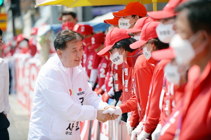 [청주=뉴시스] 제천과 괴산 등을 찾아 지역 후보자들과 합동 유세를 한 국민의힘 김영환 충북지사 후보. (사진=김 후보 선거사무소 제공) photo@newsis.com *재판매 및 DB 금지