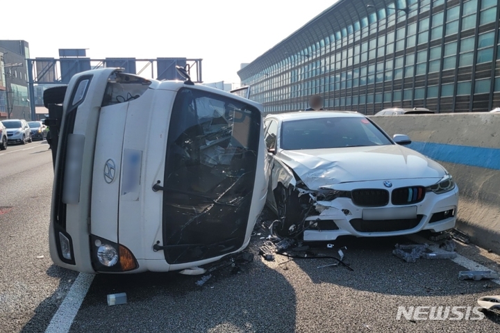 [인천=뉴시스] 이루비 기자 = 23일 오후 인천 부평구 갈산동 제1경인고속도로 서울방향 부평IC 인근에서 8중 추돌사고가 발생했다. (사진=독자 송영훈씨 제공)