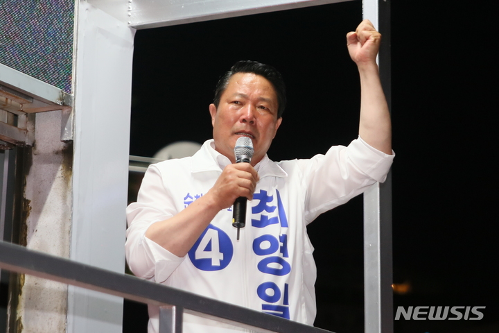 [순창=뉴시스] 김종효 기자 = 23일 6.1지방선거 순창군수에 출마한 무소속 최영일 후보의 유세 현장, 최영일 후보가 유권자들에게 지지를 호소하고 있다. 2022.05.23. kjh6685@newsis.com