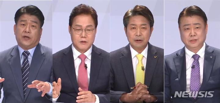 [창원=뉴시스] 홍정명 기자= 23일 오후 MBC경남 스튜디오에서 열린 경남도지사 후보자TV토론회에 참석한 더불어민주당 양문석(왼쪽부터), 국민의힘 박완수, 정의당 여영국, 통일한국당 최진석 후보가 토론하고 있다.(사진=MBC경남 유튜브 캡처)2022.05.23. photo@newsis.com