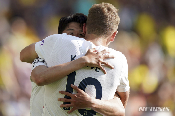 [노리치=AP/뉴시스]손흥민과 케인이 승리를 즐기고 있다. 2022.05.22.