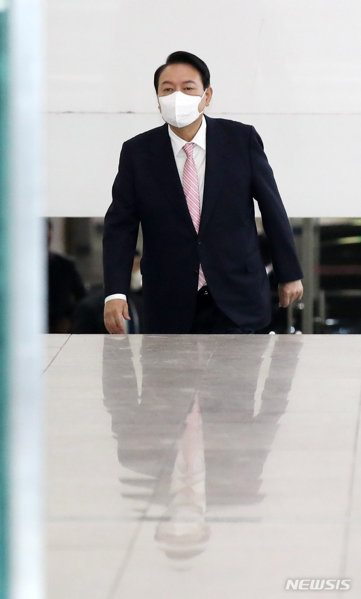 [서울=뉴시스] 전신 기자 = 윤석열 대통령이 지난 23일 서울 용산 대통령실 청사로 출근하고 있다. 2022.05.23. photo1006@newsis.com