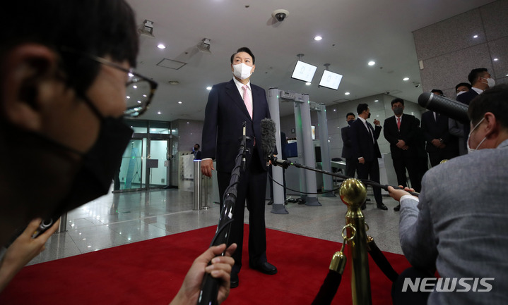 [서울=뉴시스] 전신 기자 = 윤석열 대통령이 23일 서울 용산 대통령실 청사로 출근하며 취재진 질문에 답변하고 있다. 2022.05.23. photo1006@newsis.com