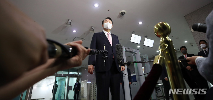 [서울=뉴시스] 전신 기자 = 윤석열 대통령이 23일 서울 용산 대통령실 청사로 출근하며 취재진 질문에 답변하고 있다. 2022.05.23. photo1006@newsis.com