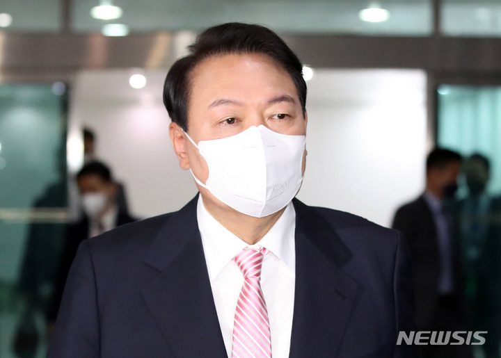[서울=뉴시스] 전신 기자 = 윤석열 대통령이 23일 서울 용산 대통령실 청사로 출근하고 있다. 2022.05.23. photo1006@newsis.com
