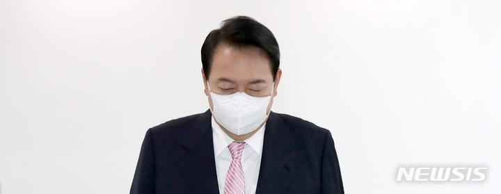 [서울=뉴시스] 전신 기자 = 윤석열 대통령이 지난 23일 서울 용산 대통령실 청사로 출근하고 있다. 2022.05.23. photo1006@newsis.com