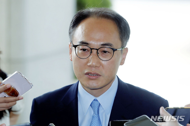 [서울=뉴시스] 최동준 기자 = 대검찰청 차장검사로 부임한 이원석 검찰총장 직무대리가 23일 서울 서초구 대검으로 출근하며 취재진 질문에 답변하고 있다. 2022.05.23. photocdj@newsis.com