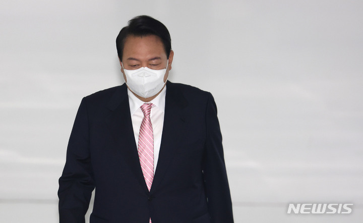 [서울=뉴시스] 전신 기자 = 윤석열 대통령이 지난 23일 서울 용산 대통령실 청사로 출근하고 있다. (대통령실통신사진기자단) 2022.05.23. photo1006@newsis.com