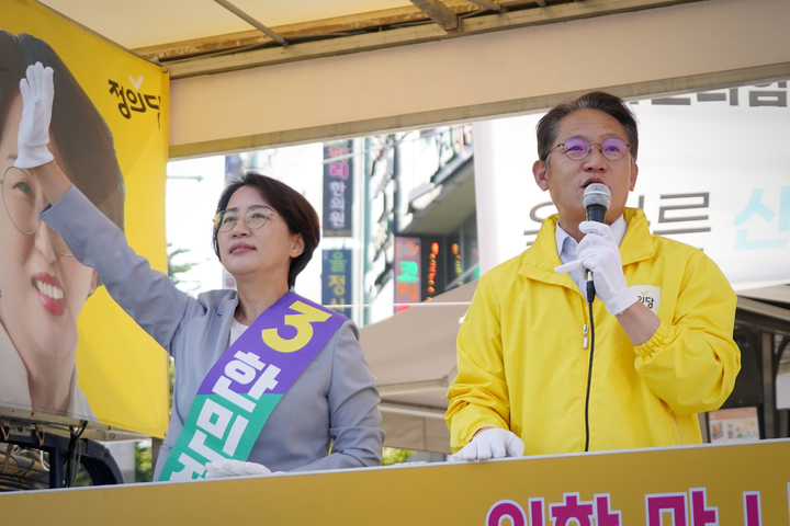 [서울=뉴시스] 김선웅 기자 = 배진교 정의당 공동상임선대위원장이 23일 오전 대구 수성구 신매 네거리에서 출근길 유세를 하며 지지를 호소하고 있다. (사진=정의당 제공) 2022.05.23. photo@newis.com *재판매 및 DB 금지