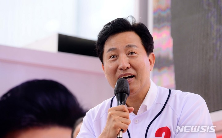 [서울=뉴시스] 국회사진기자단 = 오세훈 국민의힘 서울시장 후보가 23일 서울 용산구 용산역광장에서 유세를 하며 지지를 호소하고 있다. 2022.05.23. photo@newsis.com