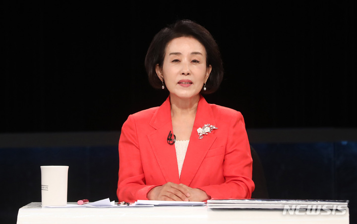 [서울=뉴시스] 국회사진기자단 = 박선영 서울시교육감 후보가 23일 오전 서울 영등포구 KBS에서 열린 서울시교육감선거 후보자 토론회에 자리해 있다. 2022.05.23. photo@newsis.com