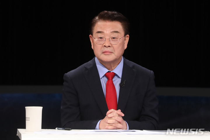 [서울=뉴시스] 국회사진기자단 = 조전혁 서울시교육감 후보가 23일 오전 서울 영등포구 KBS에서 열린 서울시교육감선거 후보자 토론회에 자리해 있다. 2022.05.23. photo@newsis.com