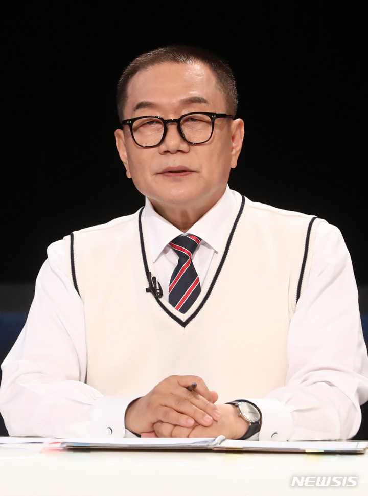 [서울=뉴시스] 국회사진기자단 = 조영달 서울시교육감 후보가 23일 오전 서울 영등포구 KBS에서 열린 서울시교육감선거 후보자 토론회에 자리해 있다. 2022.05.23. photo@newsis.com