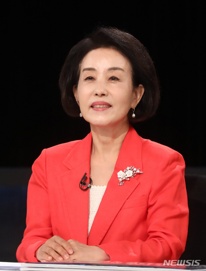 [서울=뉴시스] 국회사진기자단 = 박선영 서울시교육감 후보가 23일 오전 서울 영등포구 KBS에서 열린 서울시교육감선거 후보자 토론회에 자리해 있다. 2022.05.23. photo@newsis.com